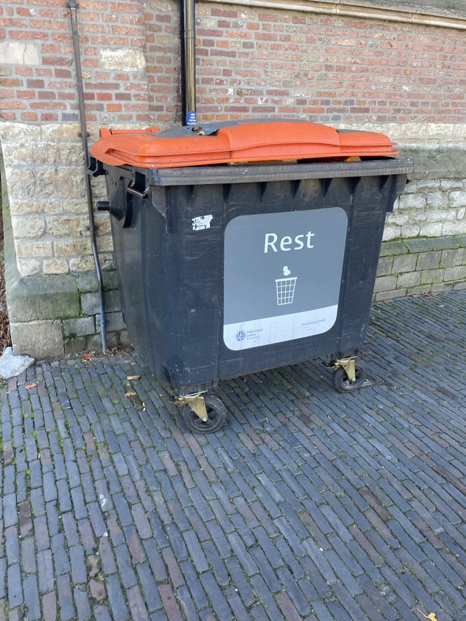 une photo d'une poubelle avec écrit Rest dessus
